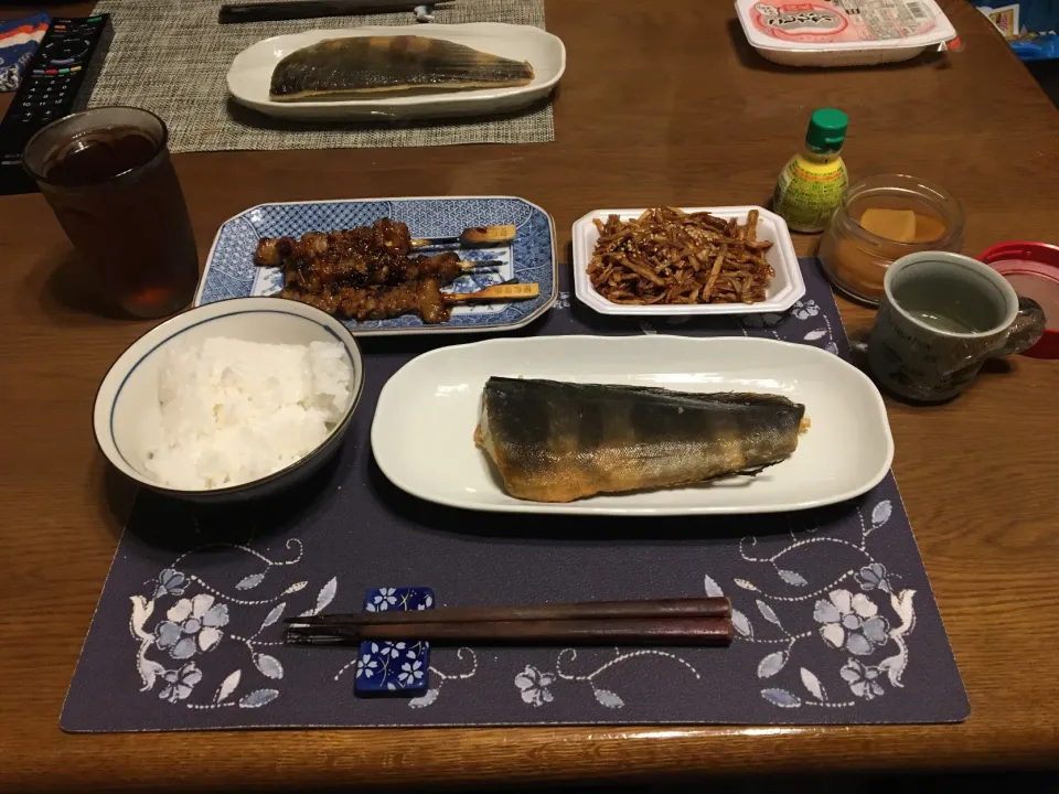 Snapdishの料理写真:ほっけ焼き、焼き鳥、ごぼうのお惣菜(夕飯)|enarinさん