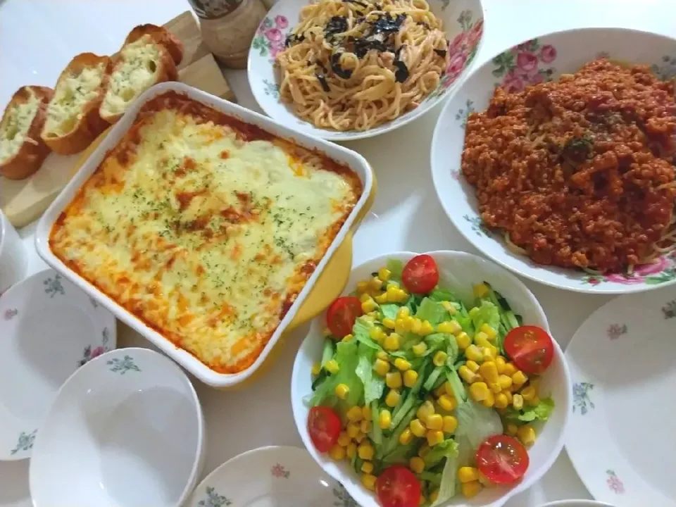 夕食(*^^*)
たらこクリームパスタ
ミートスパゲッティ
ラザニア
チーズフランスパン🥖
コーンサラダ🥗|プリン☆さん