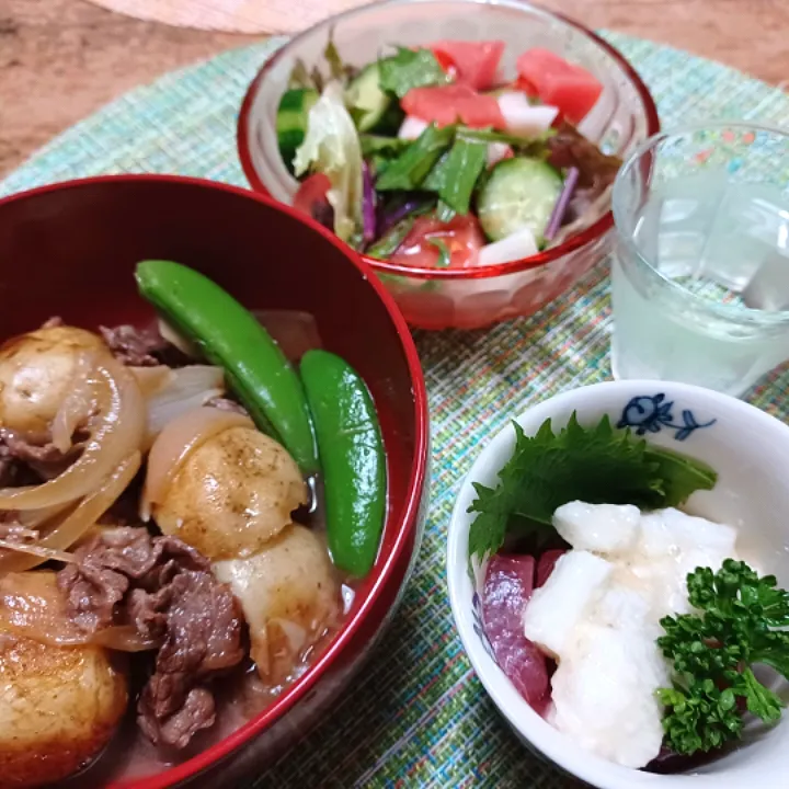 ちっちゃな肉じゃが、漬け鮪と叩き山芋、サラダ、自分で母の日の冷酒|ぱいんてーるさん