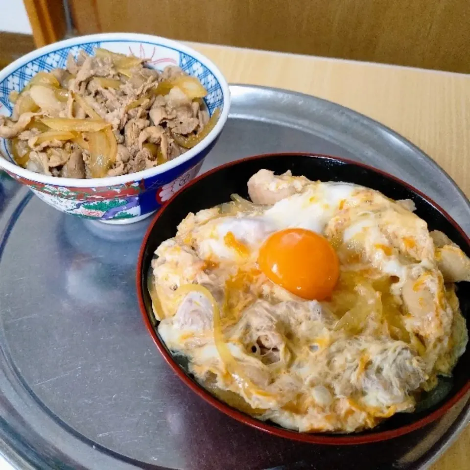 Snapdishの料理写真:親子丼と豚丼。
大盛りだが中1息子、たいらげる。

#父子家庭の晩ごはん
＃シングルファーザー
#父子家庭の休日|ariyo4200さん