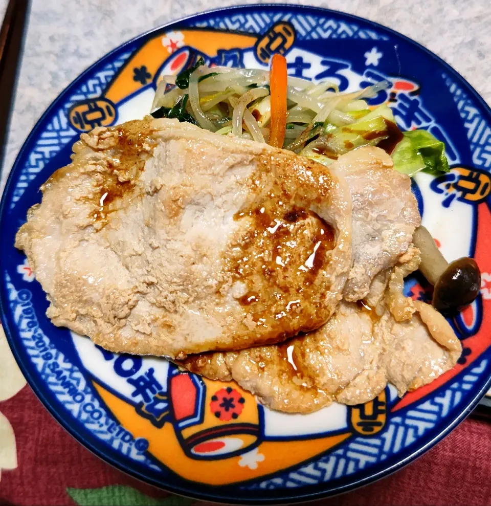 豚肉の生姜焼き。
野菜炒め。|郁ちゃんさん