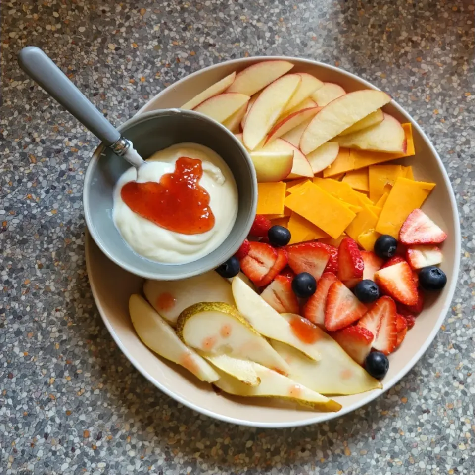 Fruit and cheese platter for lunch 🧀🍎🍓🫐🍐|FatGirlFoodJourneyさん