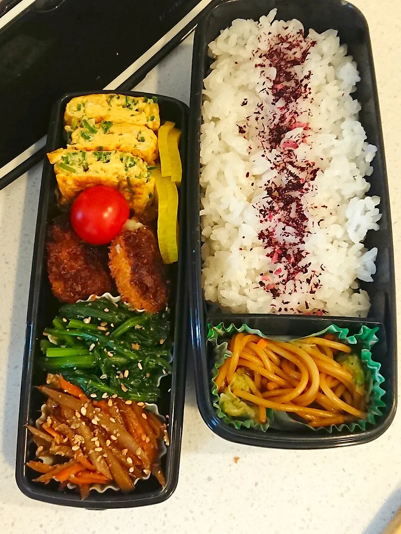 Snapdishの料理写真:今日のお弁当
ネギ入りだし巻き玉子、ほうれん草のゴマ和え、きんぴらごぼう、プチトマト、市販の焼きそば、ささみチーズ|momoさん