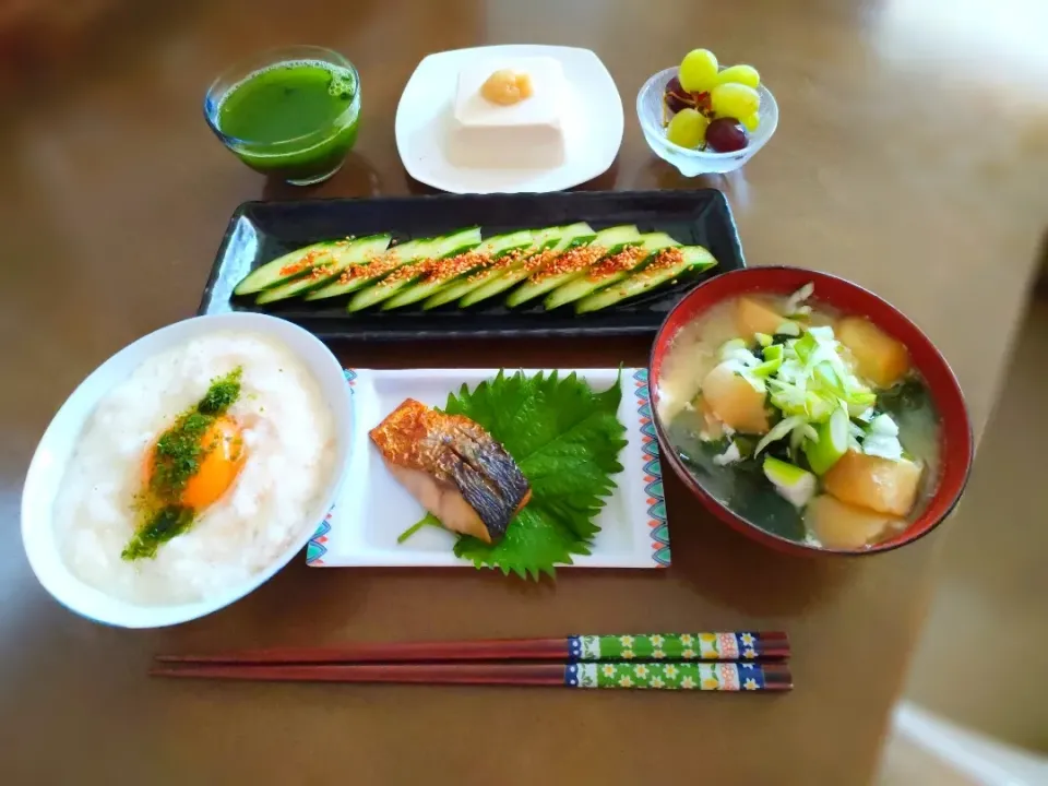 朝ご飯♡

昆布薄だし掛け山芋とろろご飯
焼き鯖、麩とわかめ味噌汁、胡瓜胡麻油かけ、冷奴、ぶどう|アカネ💖さん