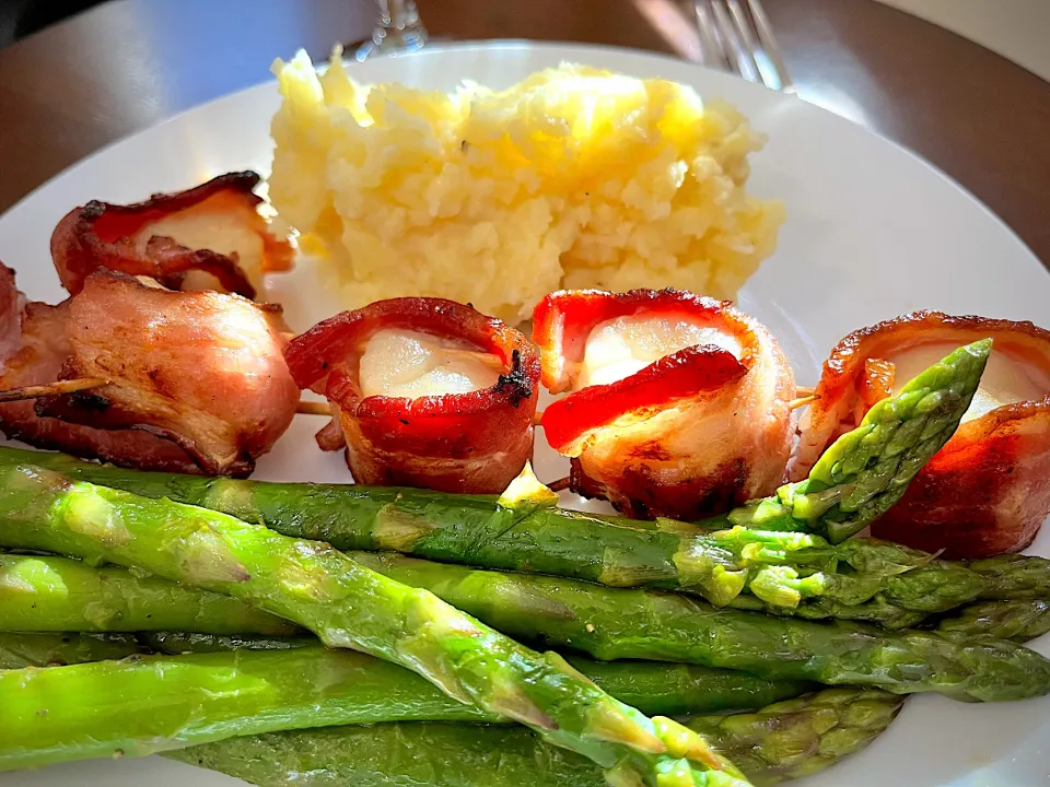 Bacon-wrapped scallops, mashed potatoes and asparagus|Laki Maikaʻiさん