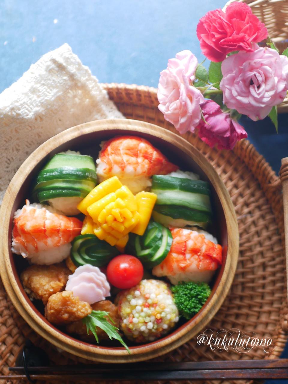 薔薇たまご焼と海老寿司弁当