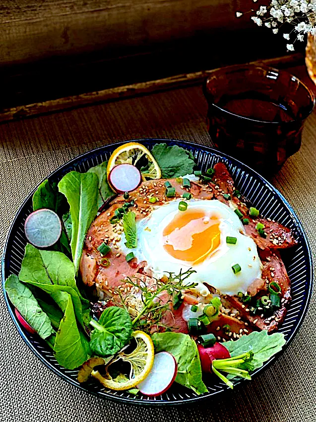 チャーシューの切り落とし、ベビーリーフ、半熟たまごの丼🍖🥗🥚|けいこさん