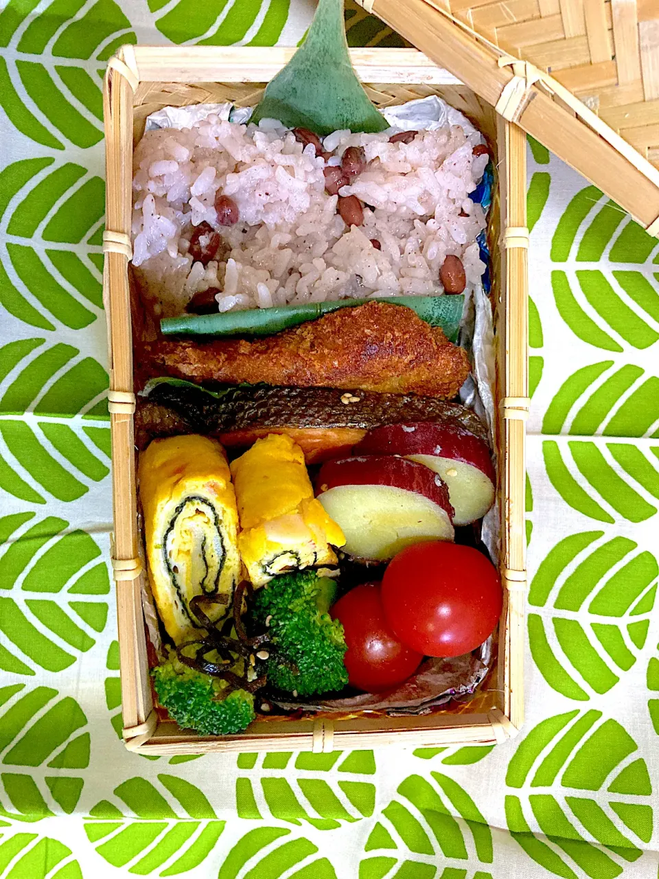 お赤飯とミニトンカツにシャケの西京焼きカニカマと海苔の卵焼きブロッコリーの塩昆布和え|ナタママさん