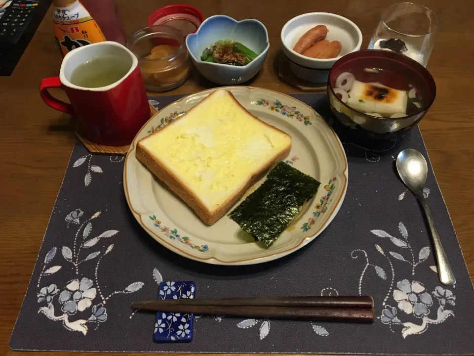 お雑煮、磯辺餅、トースト、茹でウインナー(昼飯)|enarinさん