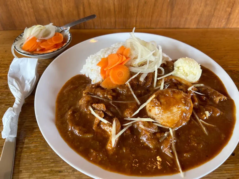 中辛ポーク🍛味玉トッピング🥚ピクルスマシマシ🥒|buhizouさん