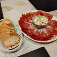 Jamon Serrano, feta cheese, and sliced baguette ハモンセラーノ、フェタチーズとバゲット