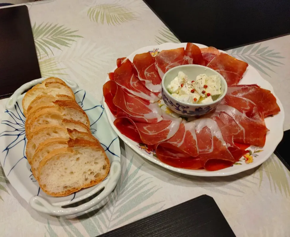 Snapdishの料理写真:Jamon Serrano, feta cheese, and sliced baguette ハモンセラーノ、フェタチーズとバゲット|Funky Chefさん