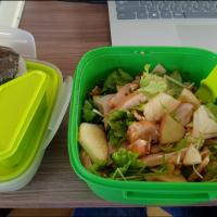 サラダ弁当＋おにぎり。サラダはりんごとクルミをトッピングにオニオンバルサミコのヴィネグレットで。Salad and onigiri lunch box. Salad topped with apples and walnuts and dressed with an onion balsamic vinaigrette
