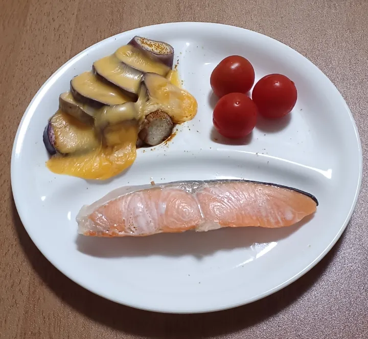 メルトロカレーなす
プチトマト
塩鮭
ご飯🍚|ナナさん