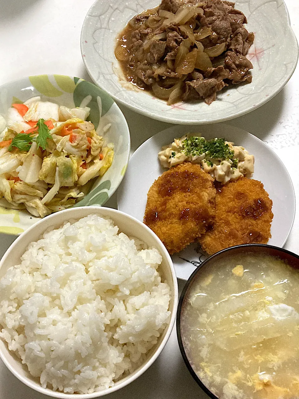 牛肉と玉ねぎのニンニク炒め&コロッケとタルタルソースをお好み焼きソース和え&はくさいの塩麹サラダ&大根と卵の鶏だしスープ|Hiromiさん