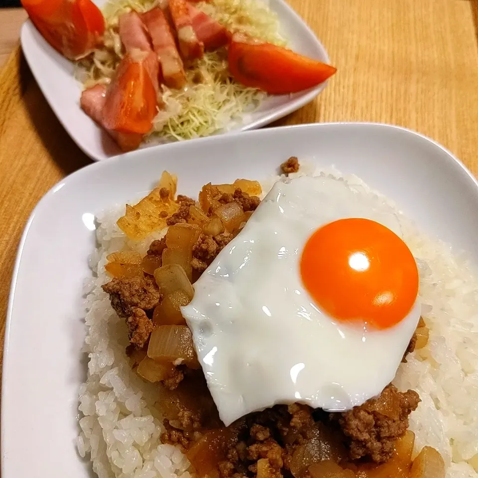 丸めないハンバーグ丼〜目玉焼きのせ〜/厚切りアップルベーコンのサラダ|チョコさん