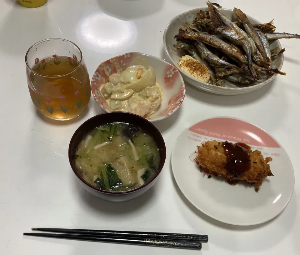 晩御飯☆ししゃも☆サラダ（アボガド・海老・卵）☆カニクリームコロッケ☆みそ汁（白菜・しめじ・小松菜・揚げ茄子）|Saharaさん