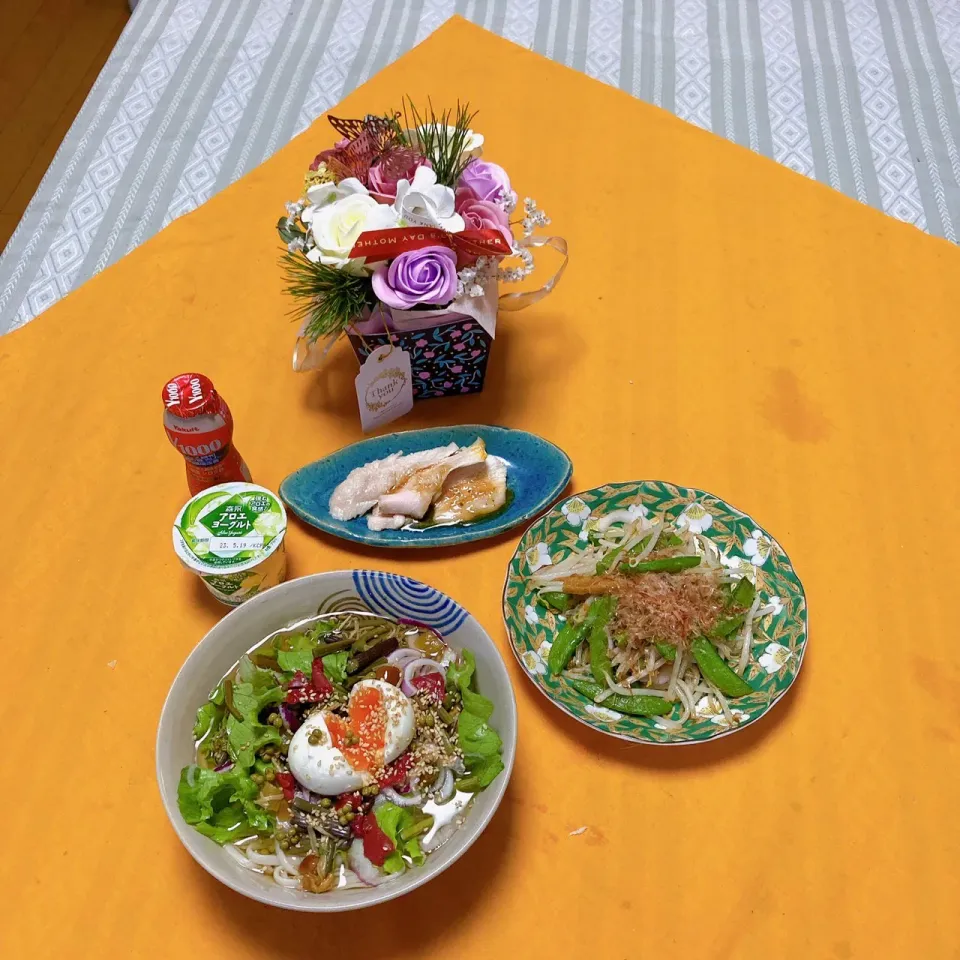 grandmaの晩ごはん☆ 今日は山菜うどん、鶏胸肉のチャーシュー、モヤシ、スナップエンドウの油揚炒め…頂きます|kaoriさん