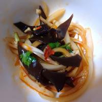 狸の宴シリーズ
昨夜の御料理
中国料理でございやす。(・∀・)

[前菜]
涼拌木耳
[概要]
木耳(きくらげ)の冷菜
簡単/旨い/栄養満点
基本の胡麻油に、
辣椒油/花椒油を足せば味変可能。

[大菜]
木須肉/ムーシーロー
(豚肉の筍と卵の炒め物)
※王将再現レシピ

[湯]
牛すじ肉と大根の青唐辛子のスープ