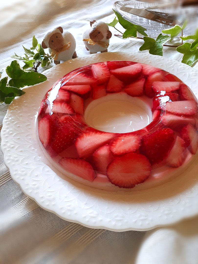 とんちんさんの料理
苺の牛乳かん🍓カットする前です😄
