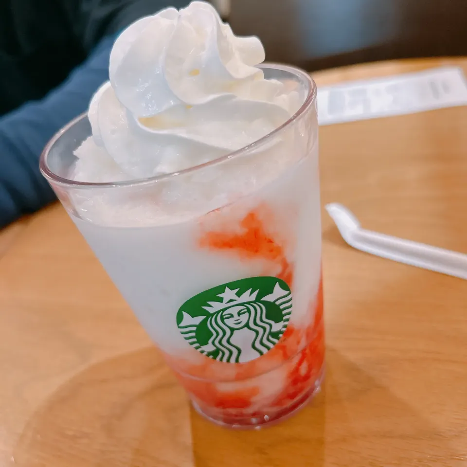 ストロベリーフラペチーノ🍓|まめさん