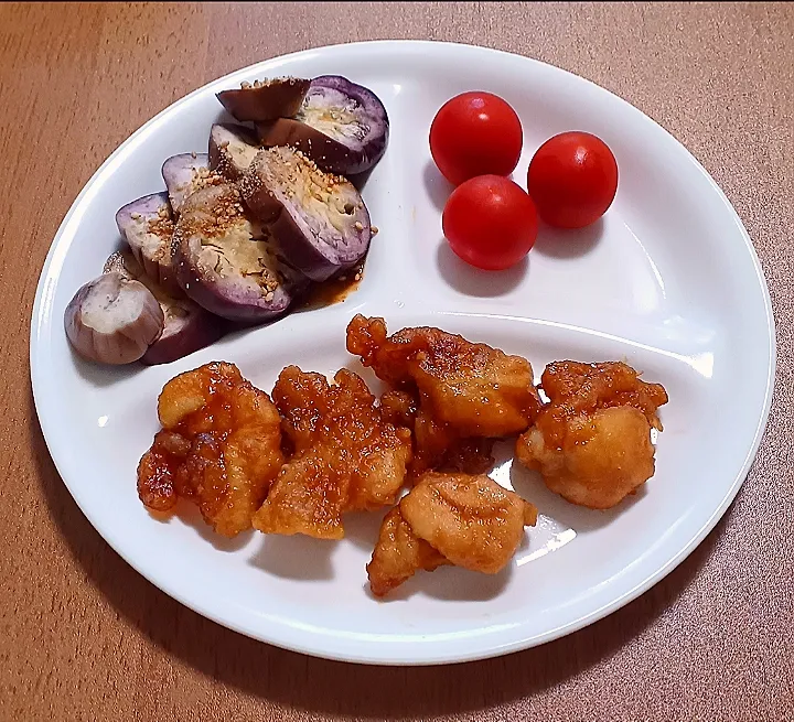 鶏肩小肉の甘辛焼き
なすのお浸し
プチトマト
ご飯🍚|ナナさん