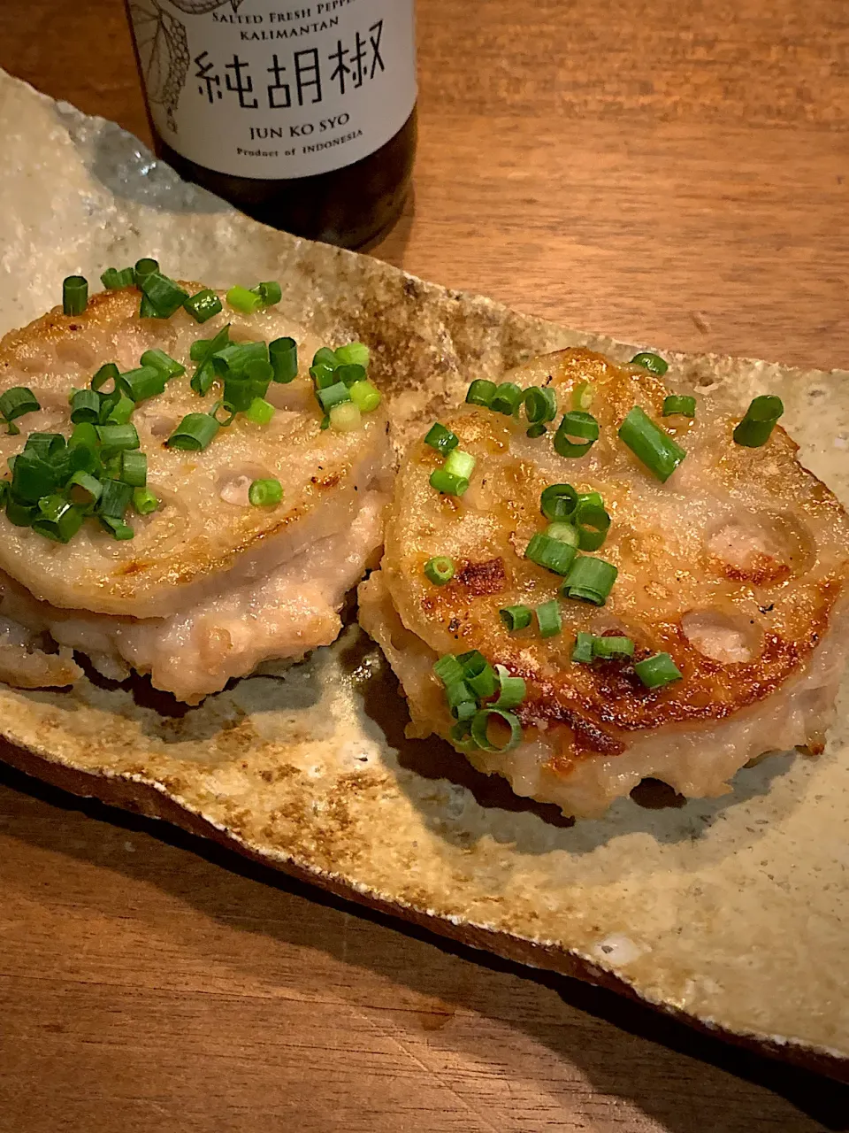 純胡椒がぷちっ🎵鶏ひき肉の蓮根ハサミ焼き|kurageyakannoさん