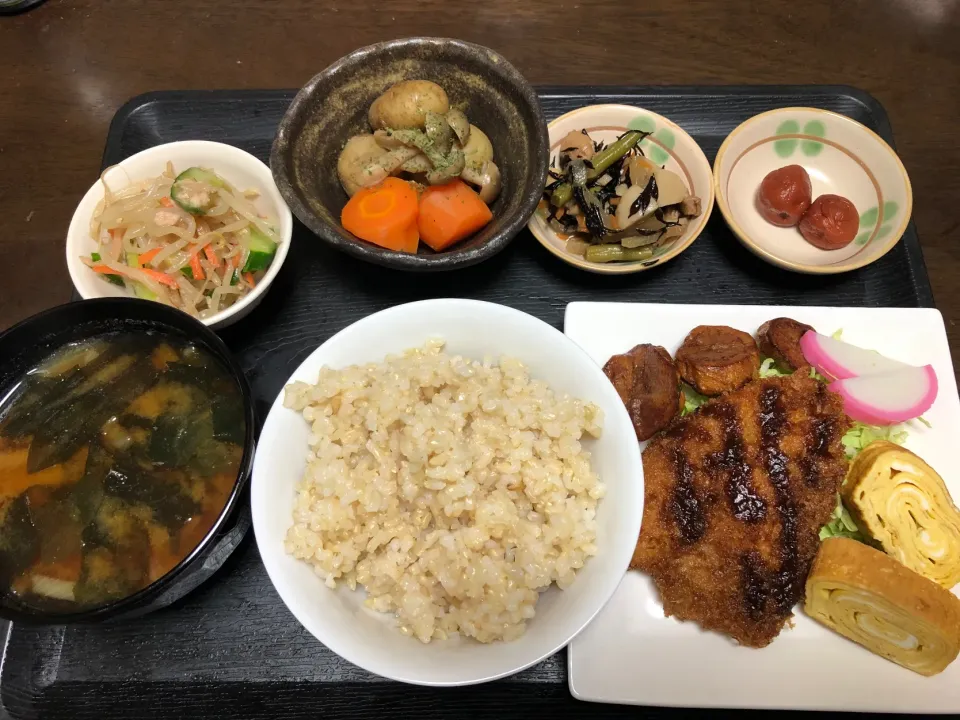 今朝のご飯！玄米ご飯に新じゃが煮物にもやしのナムル他もろもろ|まちゃさん