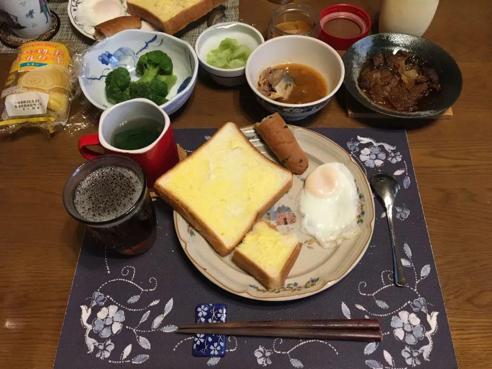 トースト、チョコチップパン、茹で目玉焼き、茹でブロッコリー(昼飯)|enarinさん