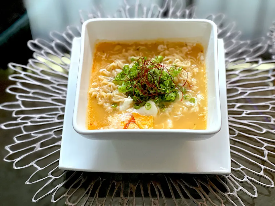 Snapdishの料理写真:今日のお昼は、自宅でインスタントラーメン🍜|yokoさん