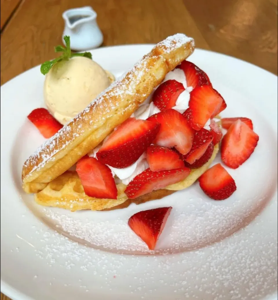 Waffle Strawberry & Cream w/ Vanilla Ice Cream 🧇🍓🍨
...
...
Super Tasty 😋|An'leeさん