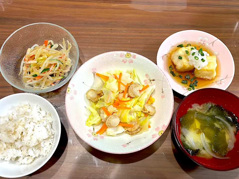 キャベツとベビーホタテのバター蒸し　わかめとじゃがいもの味噌汁　揚げ出し豆腐　もやしとカニカマの中華和え|おさむん17さん