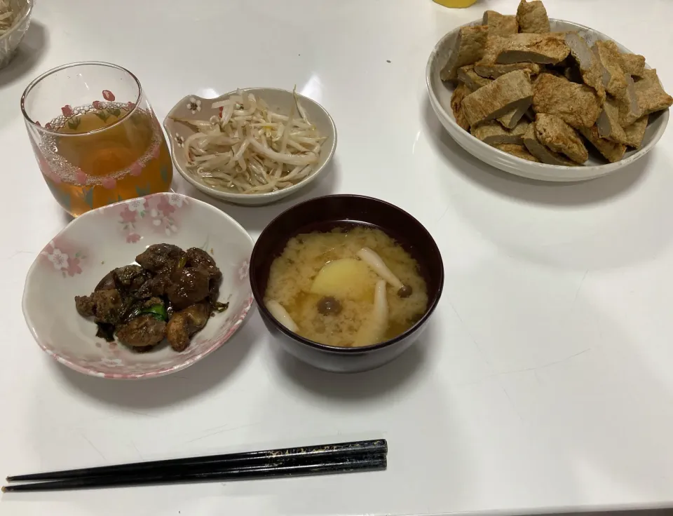 晩御飯☆じゃこ天☆もやしの酢の物☆レバニラ炒め☆みそ汁（キャベツ・新じゃが・しめじ）|Saharaさん