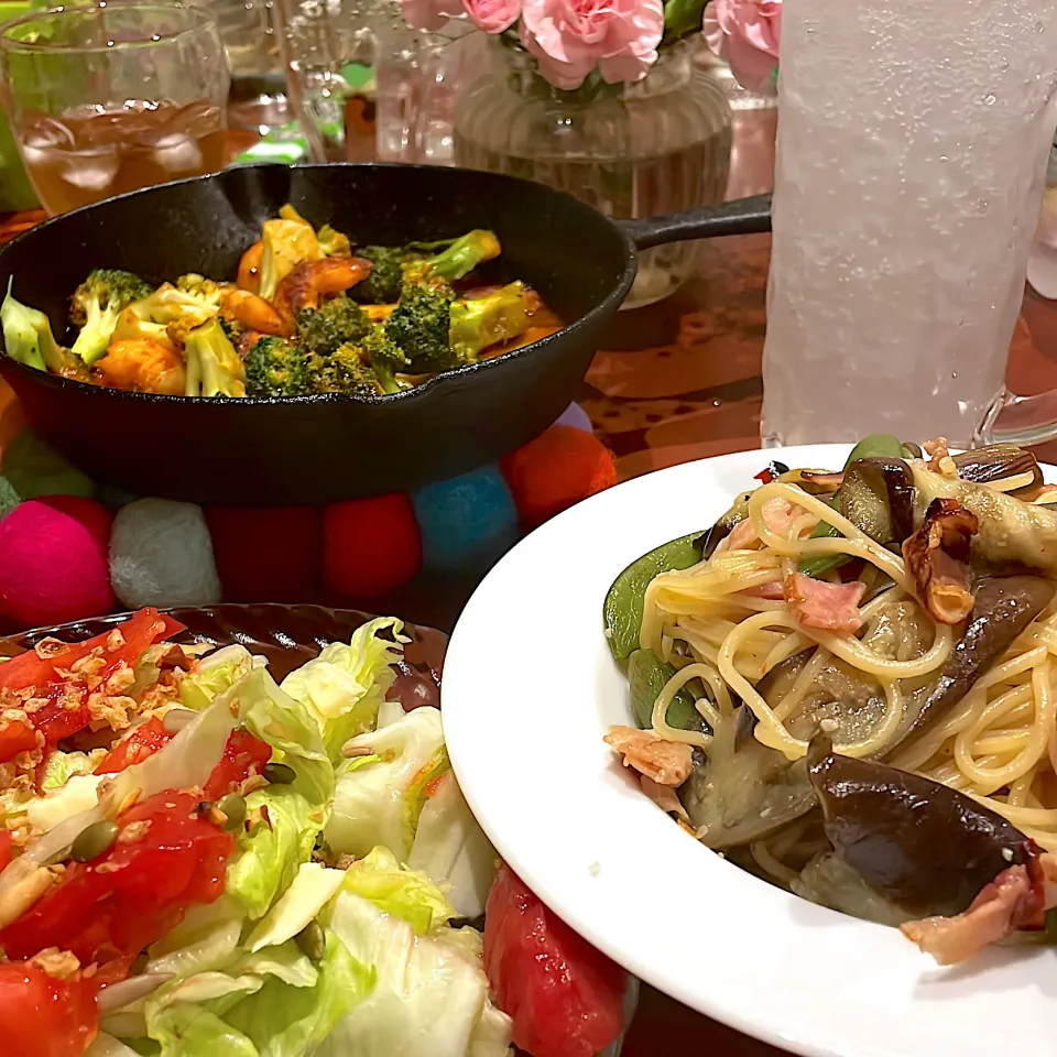 茄子とベーコンのペペロンチーノ　　　　　　　　　海老とブロッコリーのアラビアータ🥦🦐　　　　のお夕飯|mokoさん