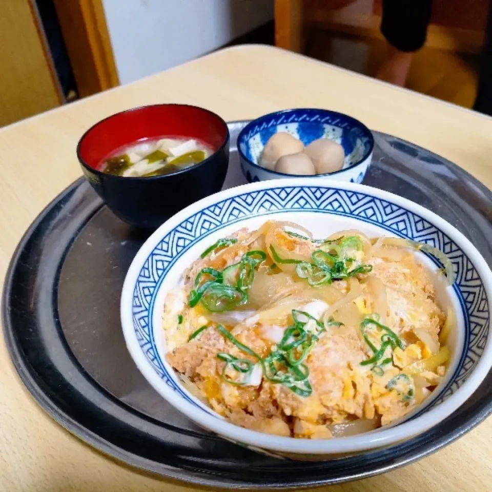 チキンカツ丼
里芋の煮物
みそ汁。
昨日の残り物。|ariyo4200さん