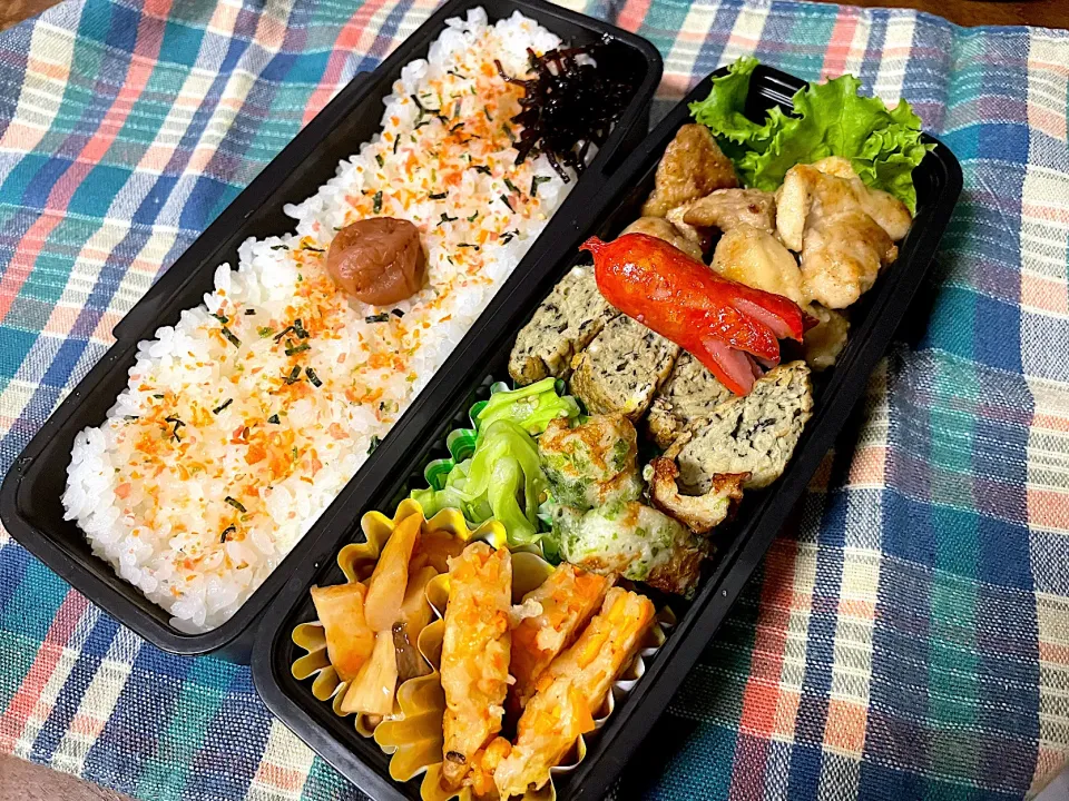 お弁当★白だしチキンソテー、ゆかり卵、キャベツの塩ごま蒸し、エリンギのケチャップ和え、にんじんのチヂミ、ちくわの磯辺揚げ|ハルさん