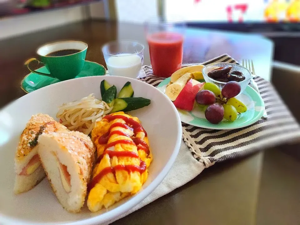 朝ご飯♡

おはようございます
豆乳分量が多くなり玉子焼きが型くずれですが栄養満点♪

*他はハムとチーズはさみ胡麻パン、モヤシナムル、胡瓜浅漬け、フルーツ色々、珈琲、ヨーグルト、トマトジュース*|アカネ💖さん