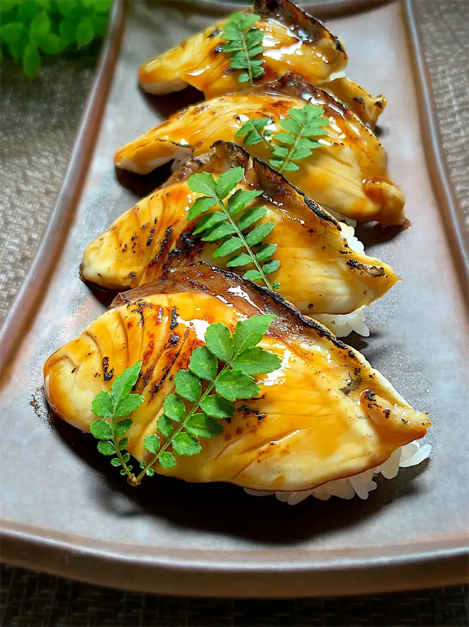 Snapdishの料理写真:釣り魚🎣ヒラマサの炙り寿司🎶甘だれで|9421beruさん