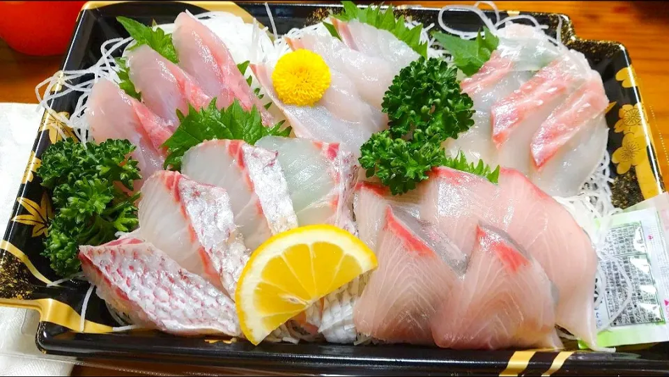 Snapdishの料理写真:5/16の夕食
白身魚のお刺身盛り合わせ
🌁🌁<*))>=<🌁🌁|卯月さん