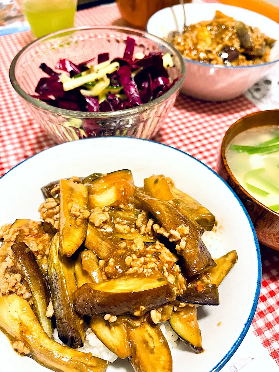 Snapdishの料理写真:麻婆茄子丼を作りました！甜麺醤と豆板醤を合わせると甘辛に仕上がるので、辛いものが苦手な人でも美味しく食べられると思います。|アッキーさん