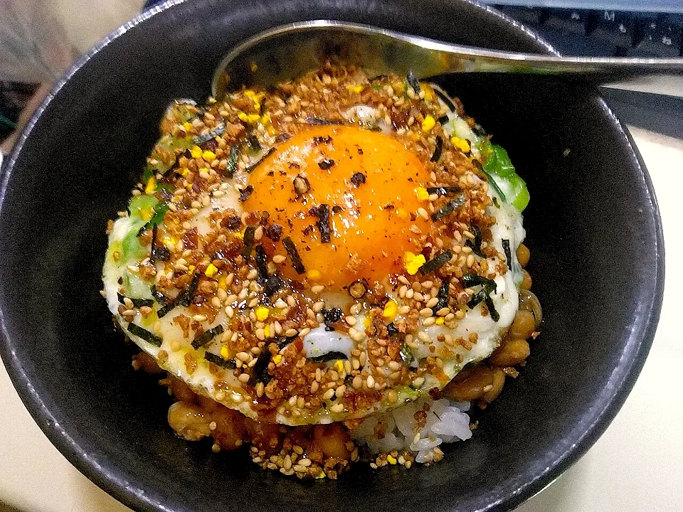 Snapdishの料理写真:なめ茸と肉そぼろ入りショゴス丼|darkbaronさん