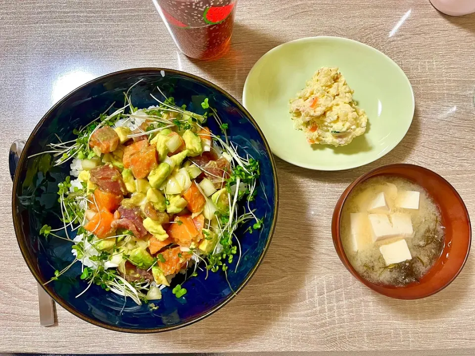 ポキ丼、ポテサラ、もずくのお味噌汁|わーちゃんさん