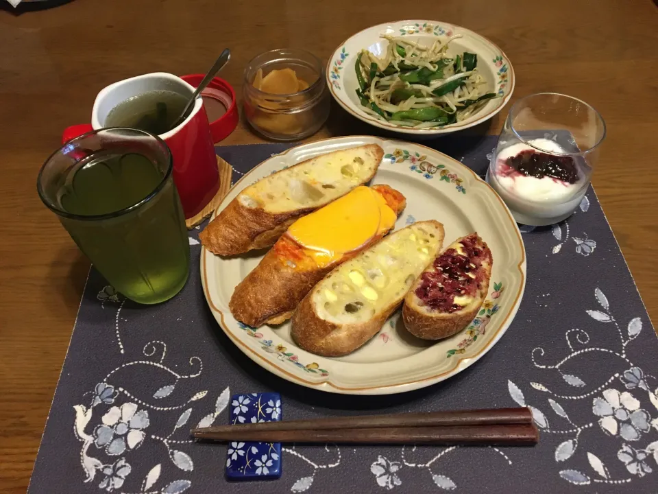 バゲットトースト4種、野菜炒め、スープ、ヨーグルト(昼飯)|enarinさん