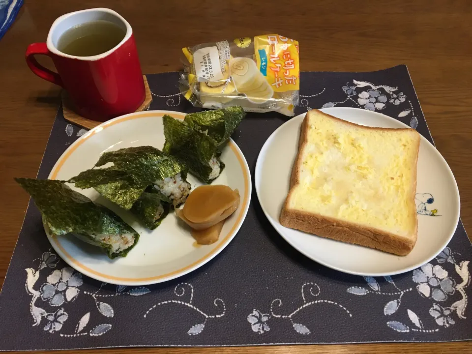 おにぎり、トースト、レモンロールケーキ(朝ご飯)|enarinさん