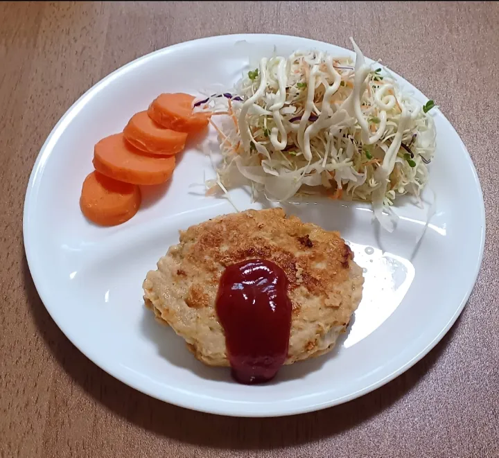 ポークハンバーグ
にんじん
キャベツミックスサラダ
ご飯🍚|ナナさん