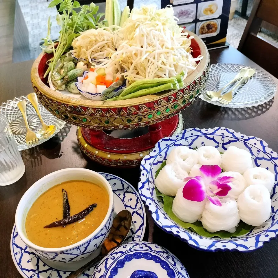 Chinese noodles spread with coconut crab curry.|Boomerangさん