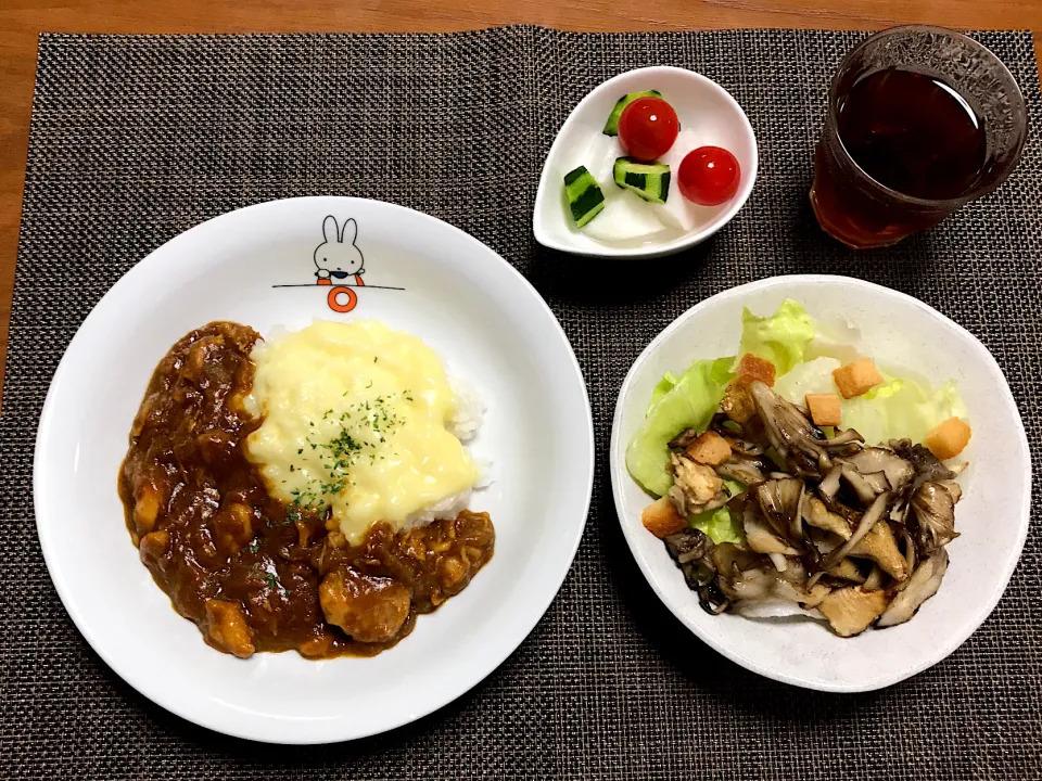 カレーライス(鳥もも肉、玉ねぎ、人参、じゃがいも)、ライスはチーズをかけて|柚子きりかさん