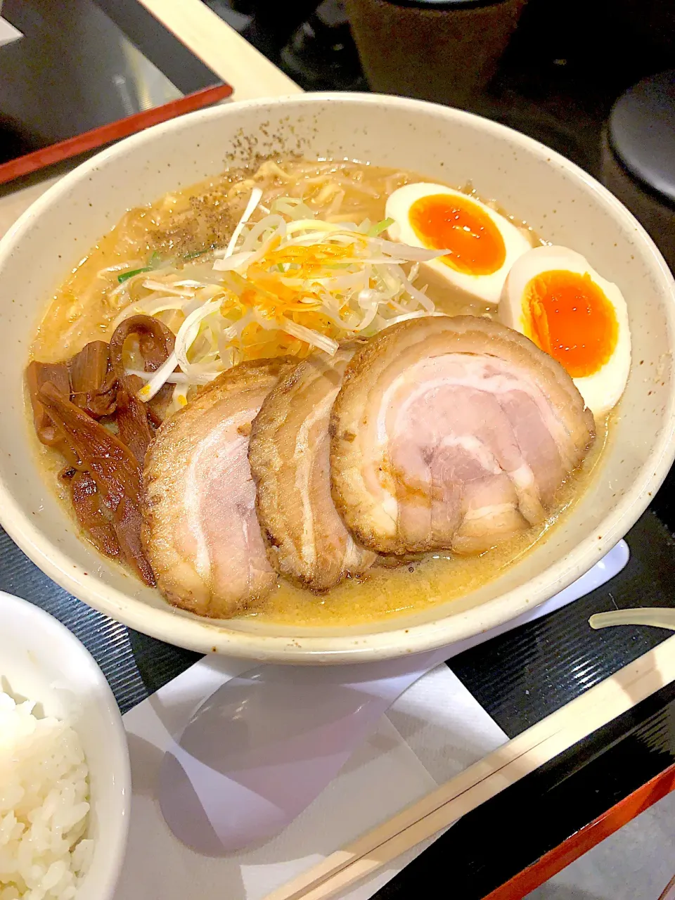 東京駅地下では、何処も津軽三味線で回転率を上げるのがブーム。|KimaLABOさん