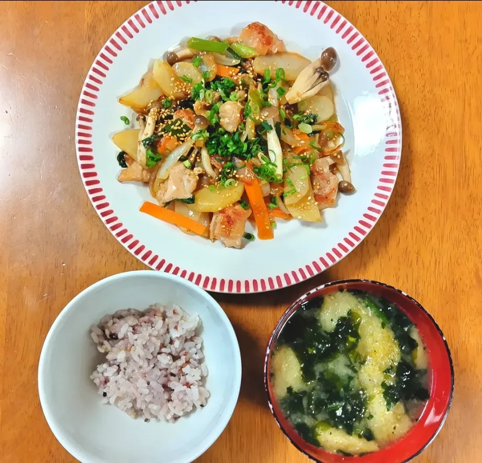 2023 0512　鶏肉とじゃがいもの醤油麹炒め　松山あげとほうれん草のお味噌汁|いもこ。さん