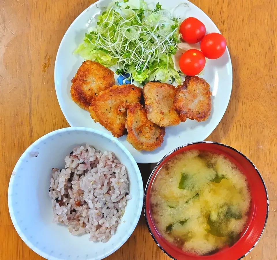 2023 0513　豚ヒレのチーズ焼き　サラダ　豆腐とわかめのお味噌汁|いもこ。さん